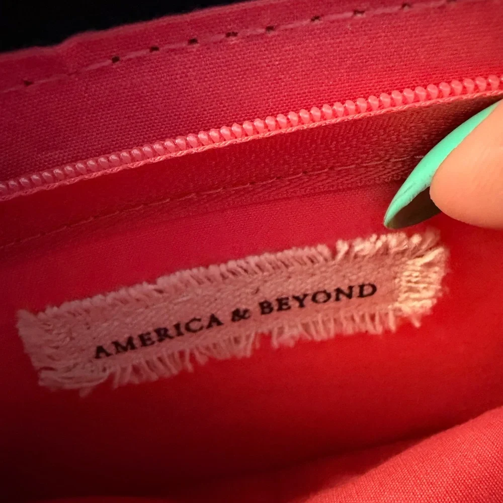 America & Beyond Beaded Wallet Set - Picture 4 of 5